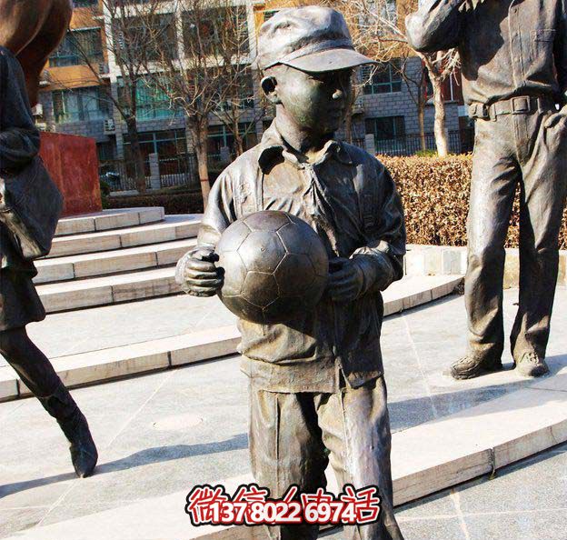 鑄銅雕塑，點綴小學廣場，傳遞小學生足球精神