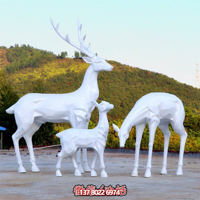 玻璃鋼梅花鹿雕塑，讓一家三口在公園戶外玩耍