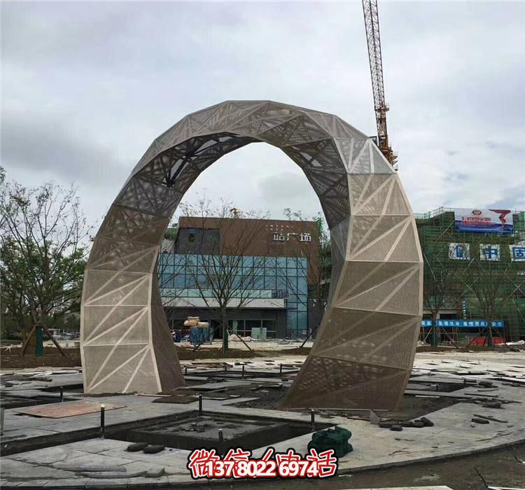 不銹鋼網(wǎng)格拱門雕塑，點綴廣場