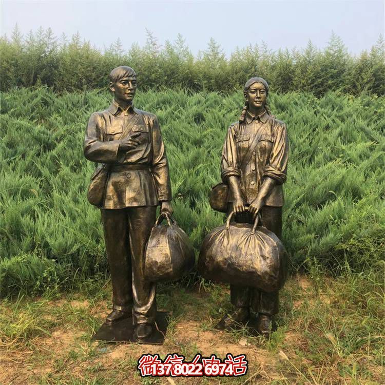 手工雕刻民俗小品，玻璃鋼仿銅人物拿行李的車站裝飾品
