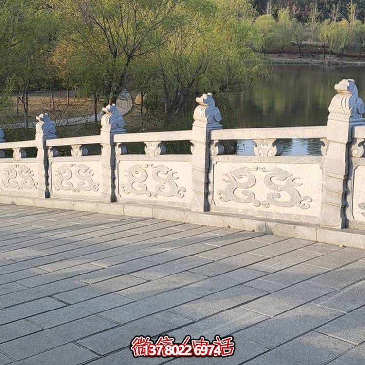 精美青石浮雕石拱橋裝飾，營(yíng)造舒適安全的公園氛圍