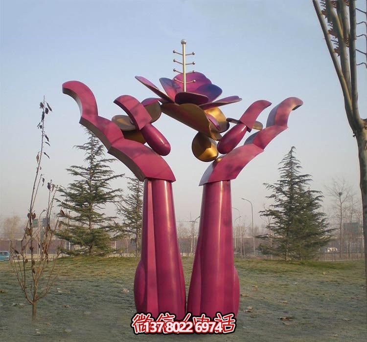 不銹鋼雕塑——用手捧花朵，點(diǎn)綴公園抽象美