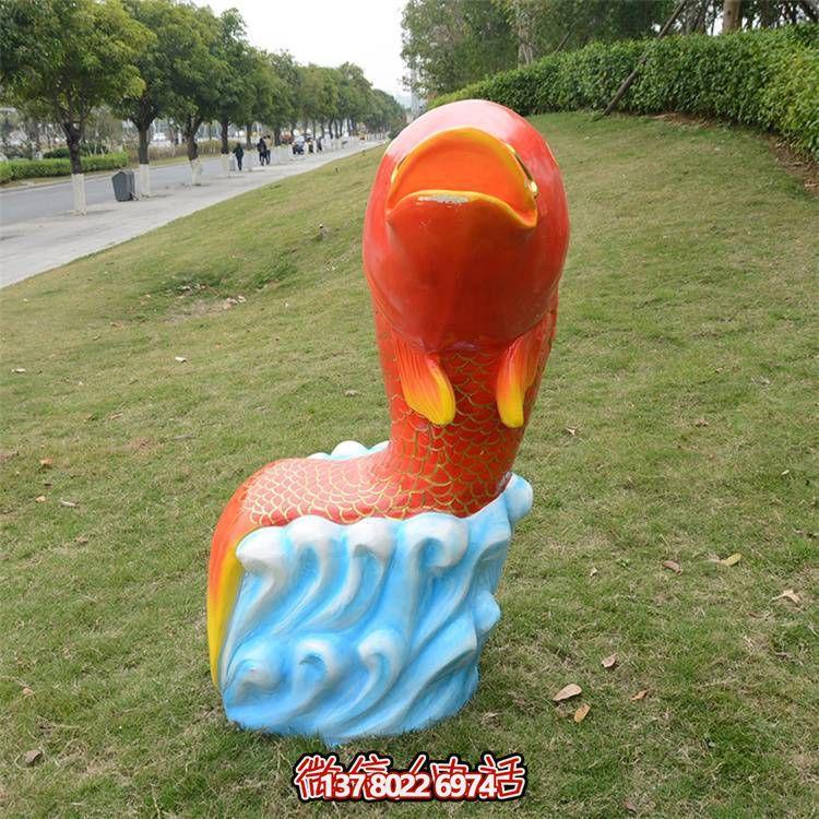 卡通玻璃鋼鯉魚雕塑，點(diǎn)綴游樂園園林