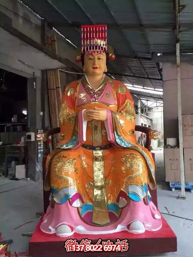 王母娘娘純銅雕塑，屹立于寺廟之中