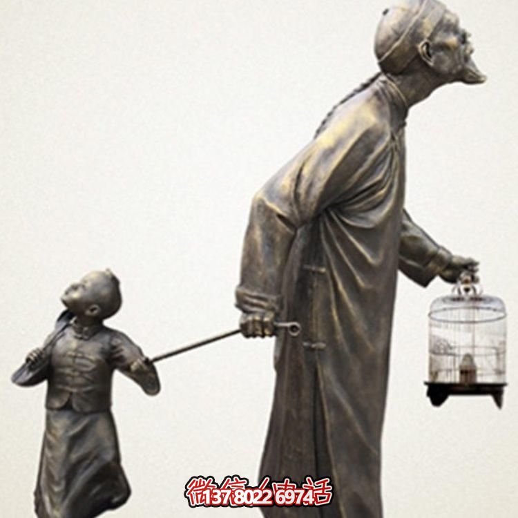 玻璃鋼仿銅雕塑，景觀遛鳥人物裝點戶外環(huán)境