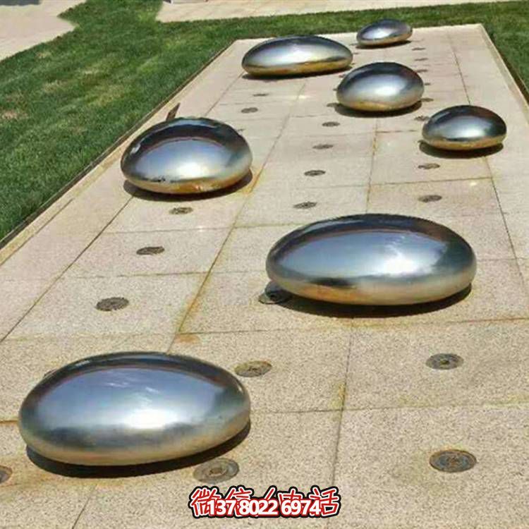 不銹鋼鏡面戶外噴泉水景擺件，以鵝卵石與雕塑裝飾
