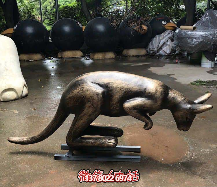 不銹鋼袋鼠雕塑，擺放于大型廣場(chǎng)