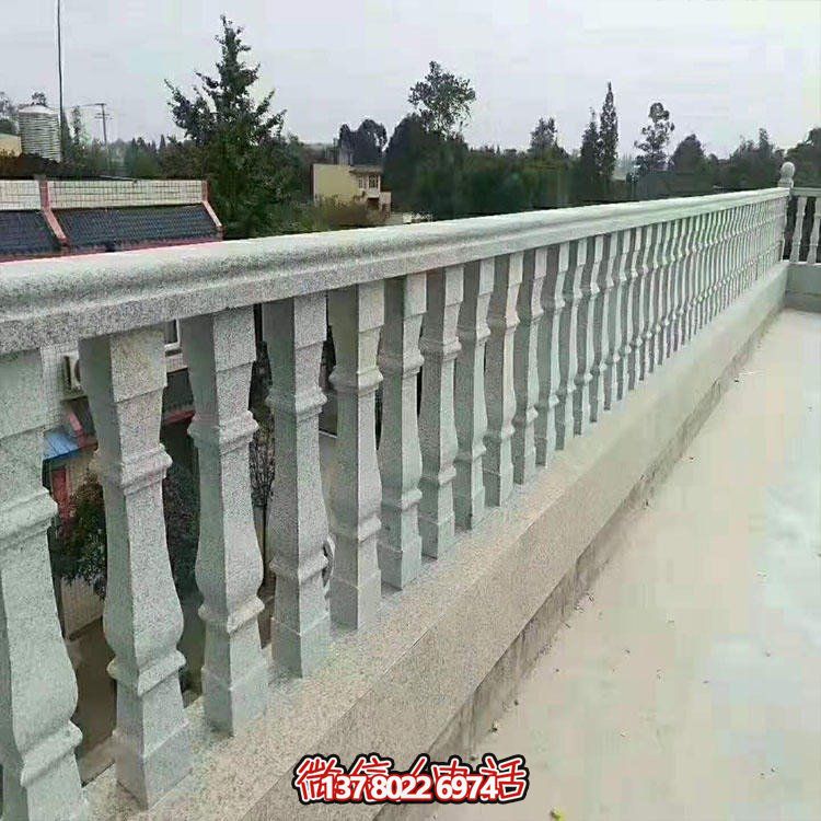 傳統(tǒng)的大理石護欄雕塑，為城市街頭和河道添彩