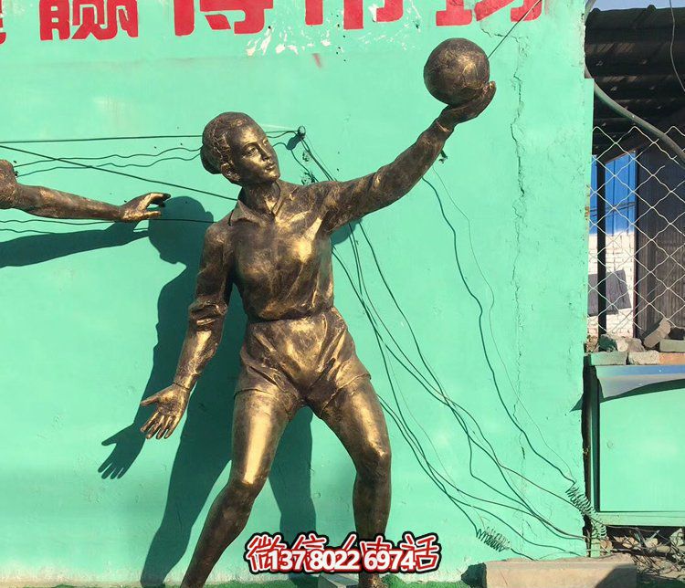 大型玻璃鋼排球學生雕塑，為廣場增添活力