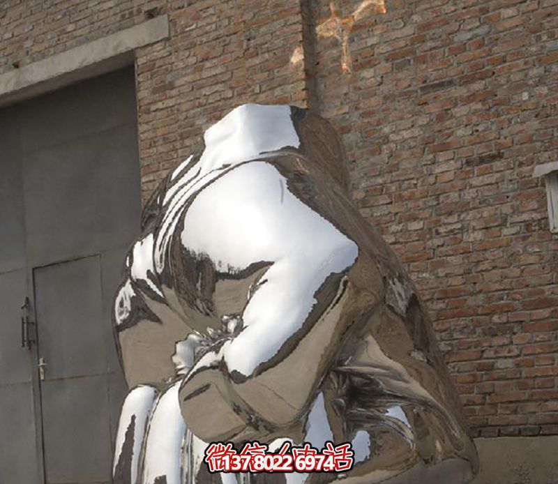 不銹鋼拳頭雕塑，為城市廣場增添力量與鏡面光彩