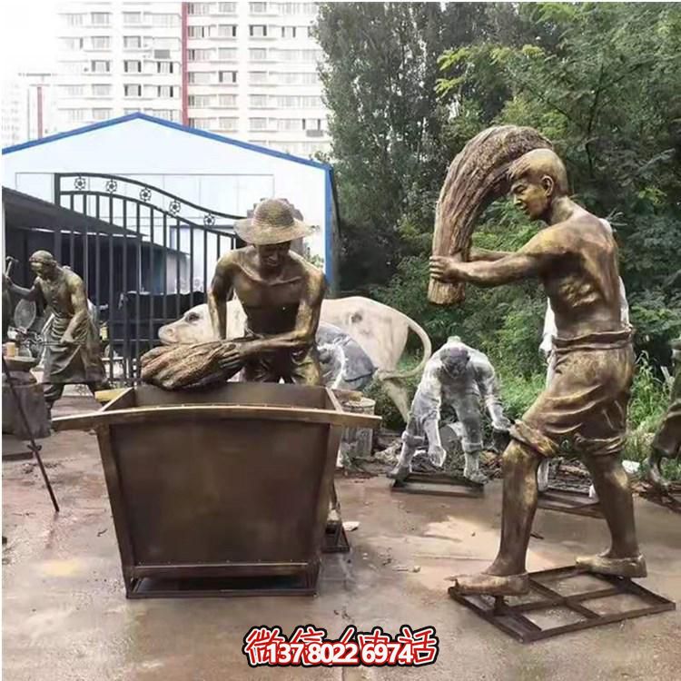 玻璃鋼仿銅農(nóng)耕人物雕塑，美化戶外景區(qū)