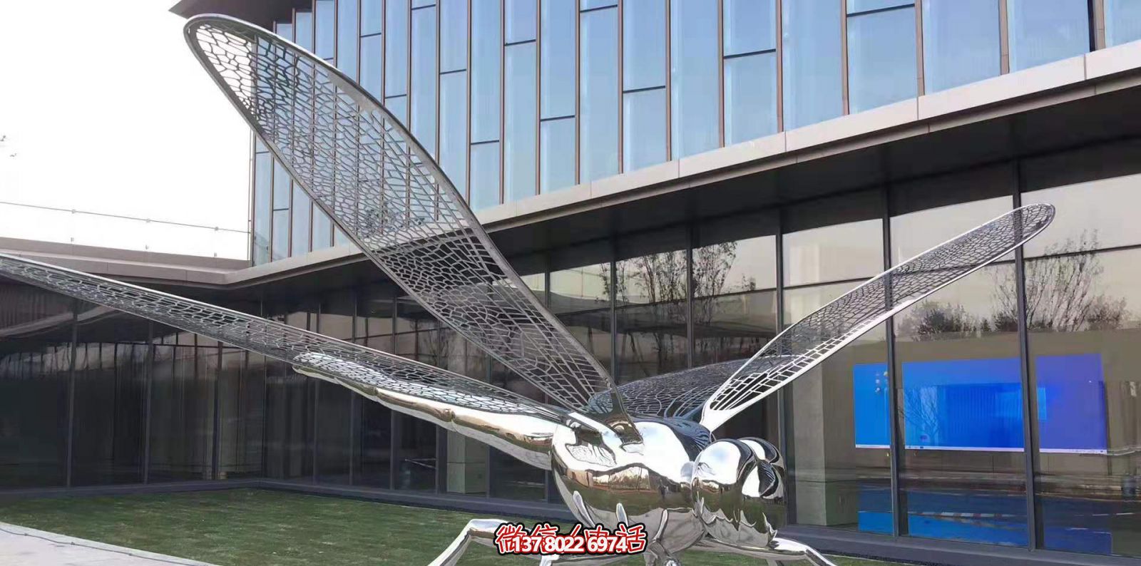不銹鋼蜻蜓雕塑，鏡面反射大學花園抽象風格