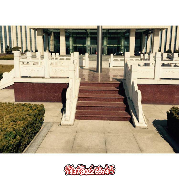 精美雕塑裝飾欄桿，增添學(xué)校廣場(chǎng)升旗臺(tái)象征意義