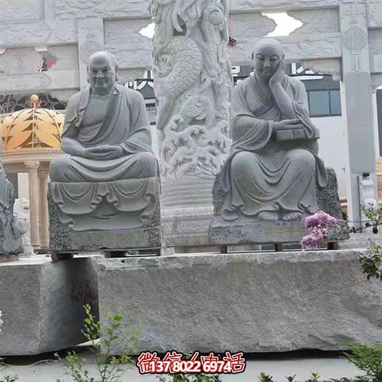 大型戶外石雕佛像雕塑，裝點美麗的寺院園林