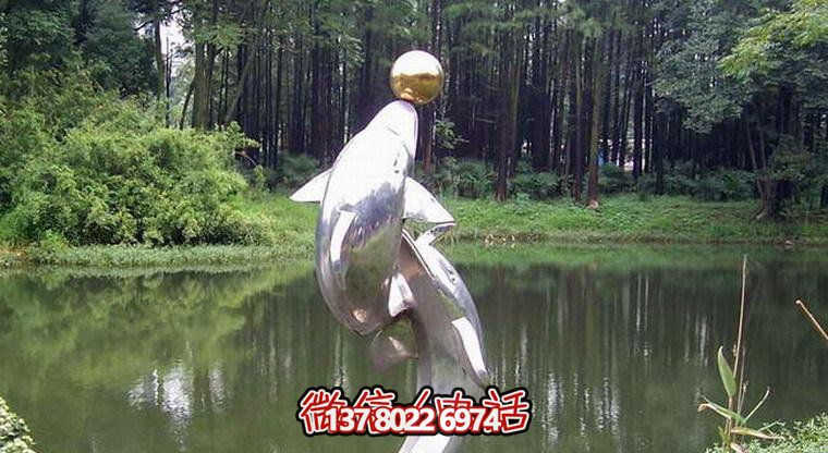 不銹鋼海豚雕塑，為小河邊增添游玩樂趣