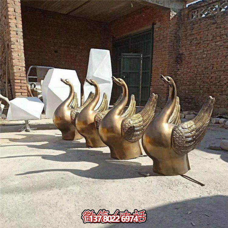 仿銅噴水雕塑，玻璃鋼景觀天鵝水池，為廣場園林擺放