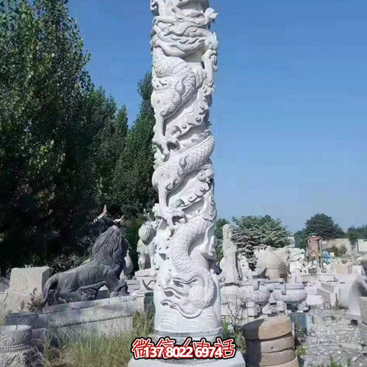 仿古石雕龍柱雕塑，為廣場增添古典魅力