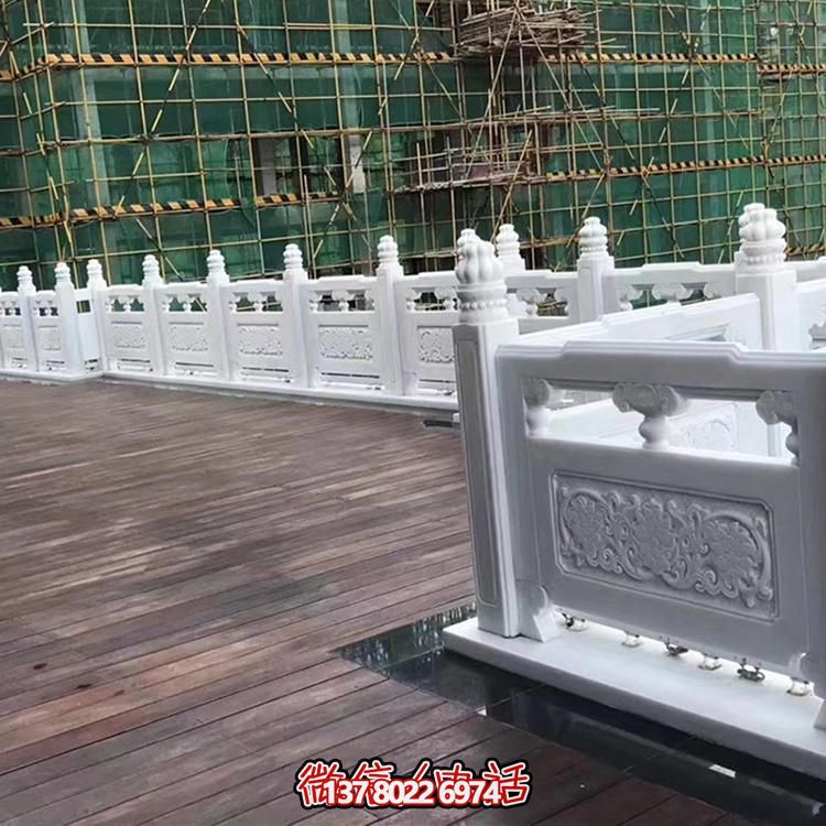 絢麗多彩的防護(hù)欄桿，為河道升旗臺打造夢幻般的園林雕塑