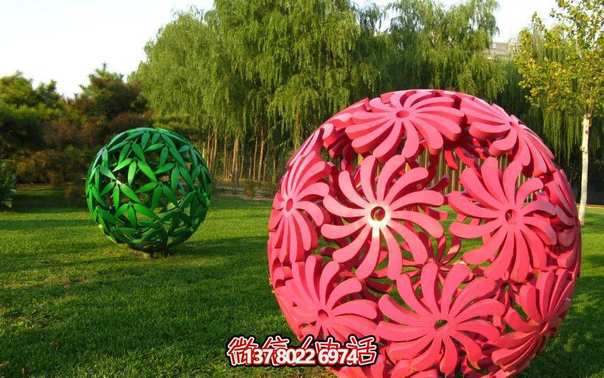創(chuàng)意粉色鏤空球雕塑，為公園草坪增添童趣