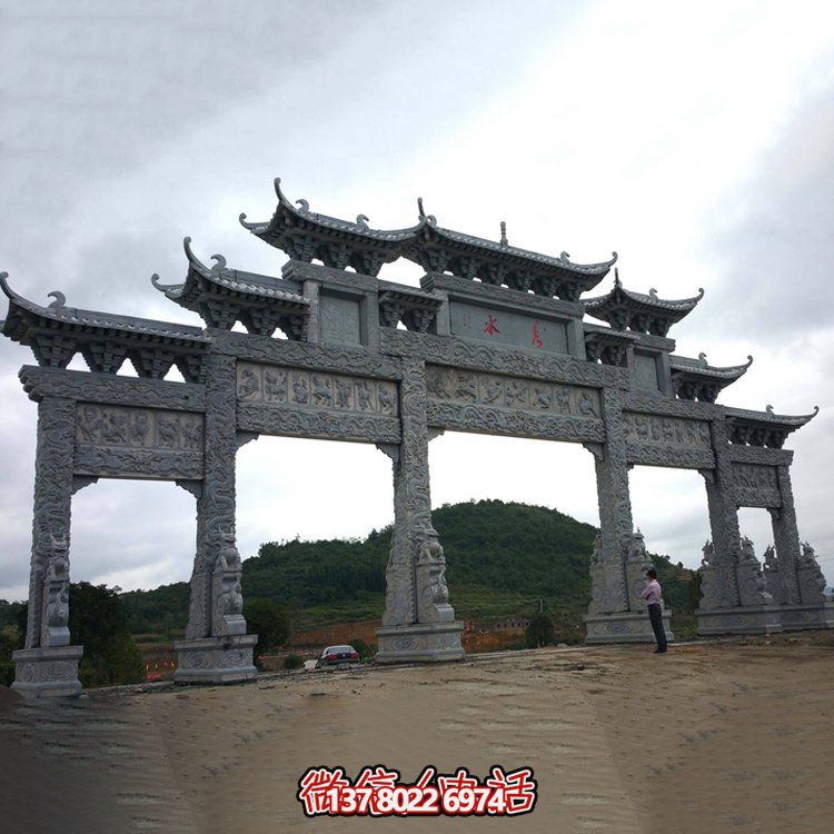 精美大型仿古青石雕刻門樓牌坊，為景區(qū)入口增添精彩