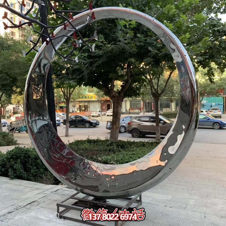 高級(jí)不銹鋼鏡面拋光圓環(huán)噴泉，為酒店會(huì)所戶外景觀雕塑增添絢麗色彩