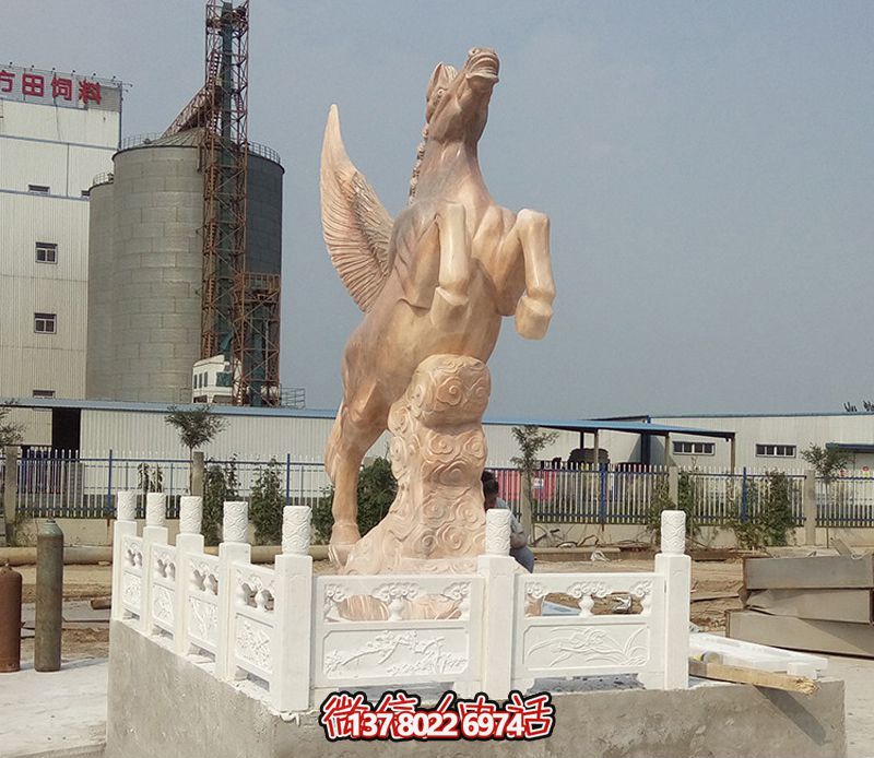 飛馬石雕創(chuàng)意雕塑，點(diǎn)綴廣場上的黃蠟石