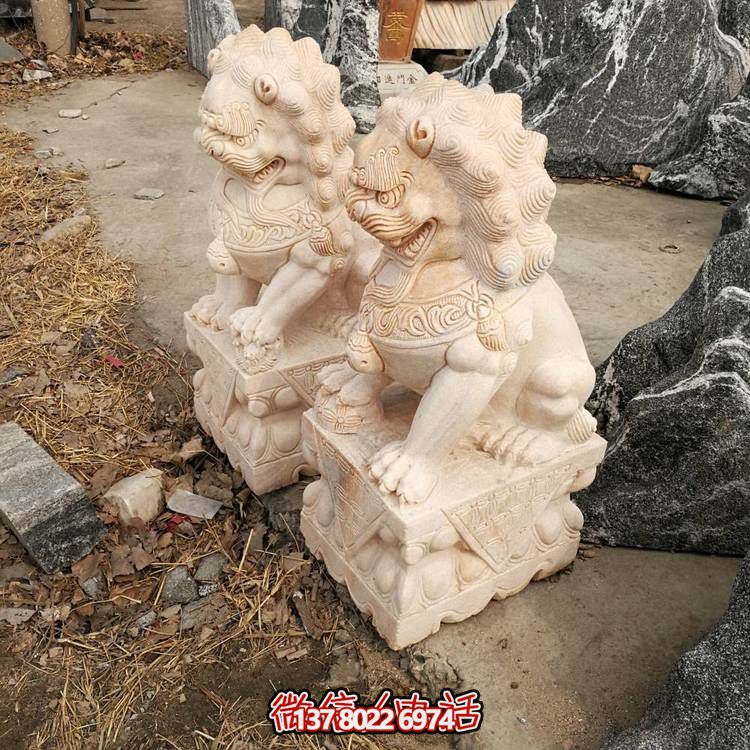 精美大理石雕刻石獅子，為酒店門(mén)口添彩晚霞紅