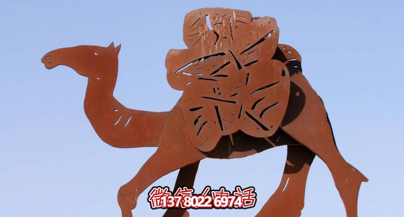 不銹鋼駱駝剪紙雕塑，點綴街道邊行走