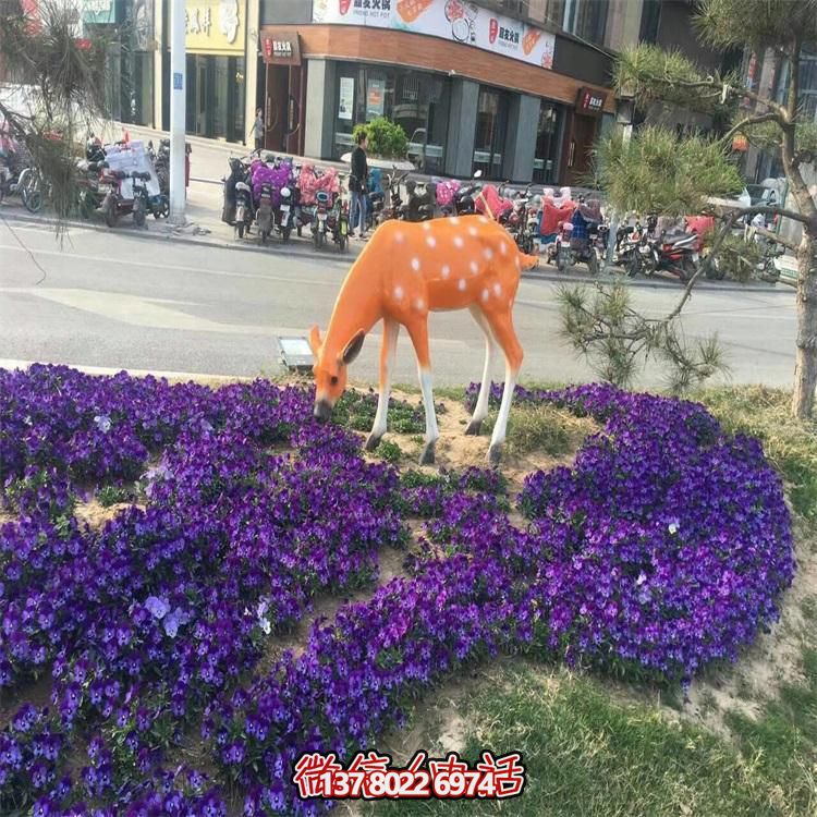 仿真鹿雕塑，在草叢中擺放，玻璃鋼打造
