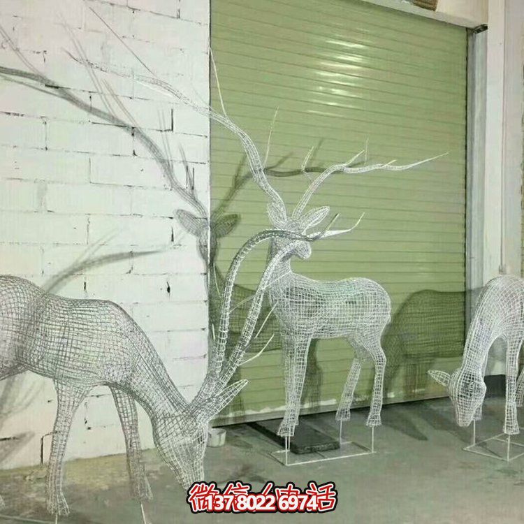不銹鋼鏤空網(wǎng)格鹿燈光亮化擺件，為公園草坪上裝飾增添精彩