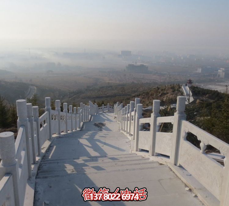 精致石雕護欄，漢白玉青石欄板點綴天然風(fēng)情