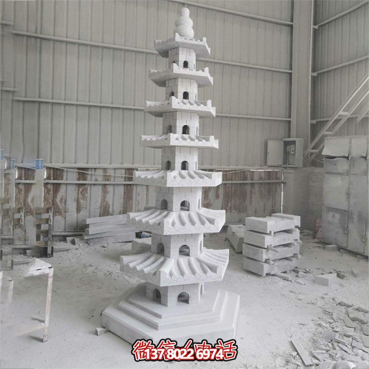 天然青石多層石佛塔，雕刻精美，為寺廟擺放