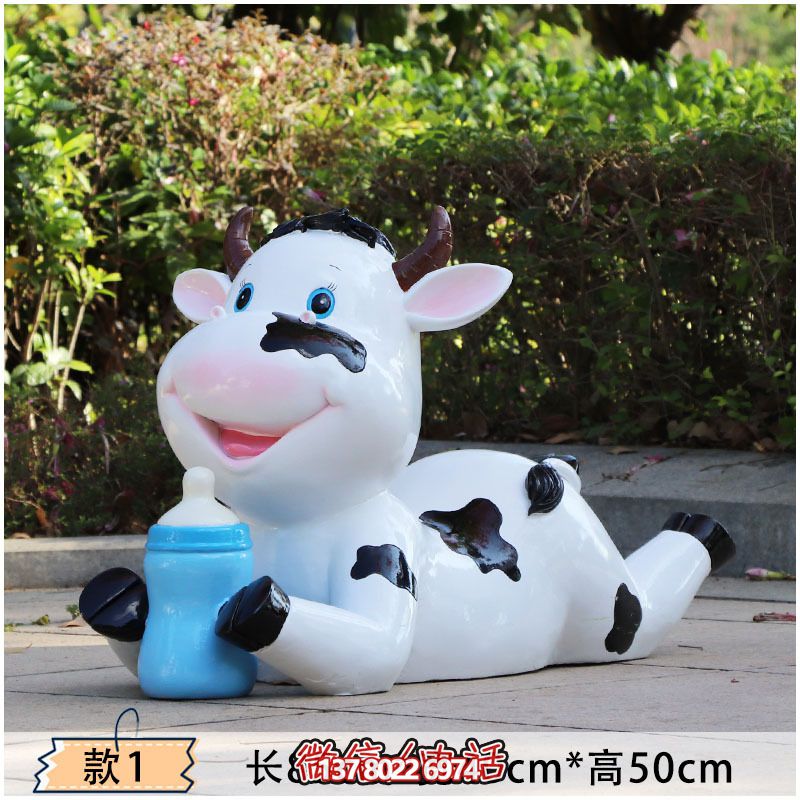 玻璃鋼牛雕塑，為幼兒園的幼兒們趴著喝奶更添樂趣