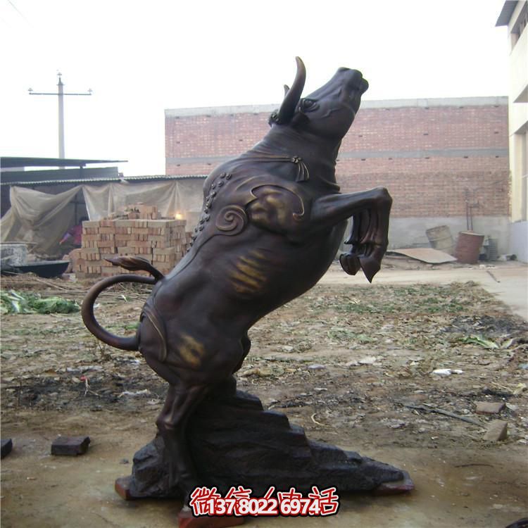 牛年奮進(jìn)雕塑，玻璃鋼仿銅戶外景區(qū)農(nóng)耕積極雕塑