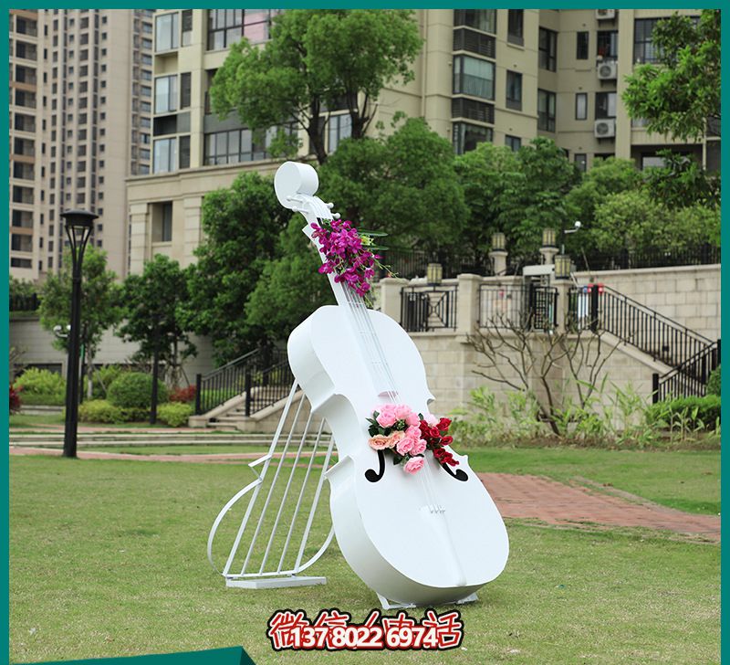 玻璃鋼雕塑，打造創(chuàng)意白色大提琴，點綴公園景區(qū)