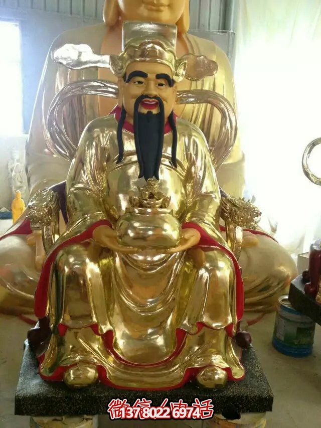 鎏金財(cái)神佛像雕塑，室內(nèi)供奉神像