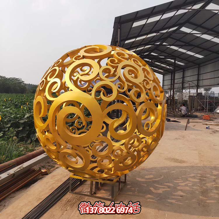 大型不銹鋼鏤空球雕塑，為園林景觀增添靈動(dòng)之美
