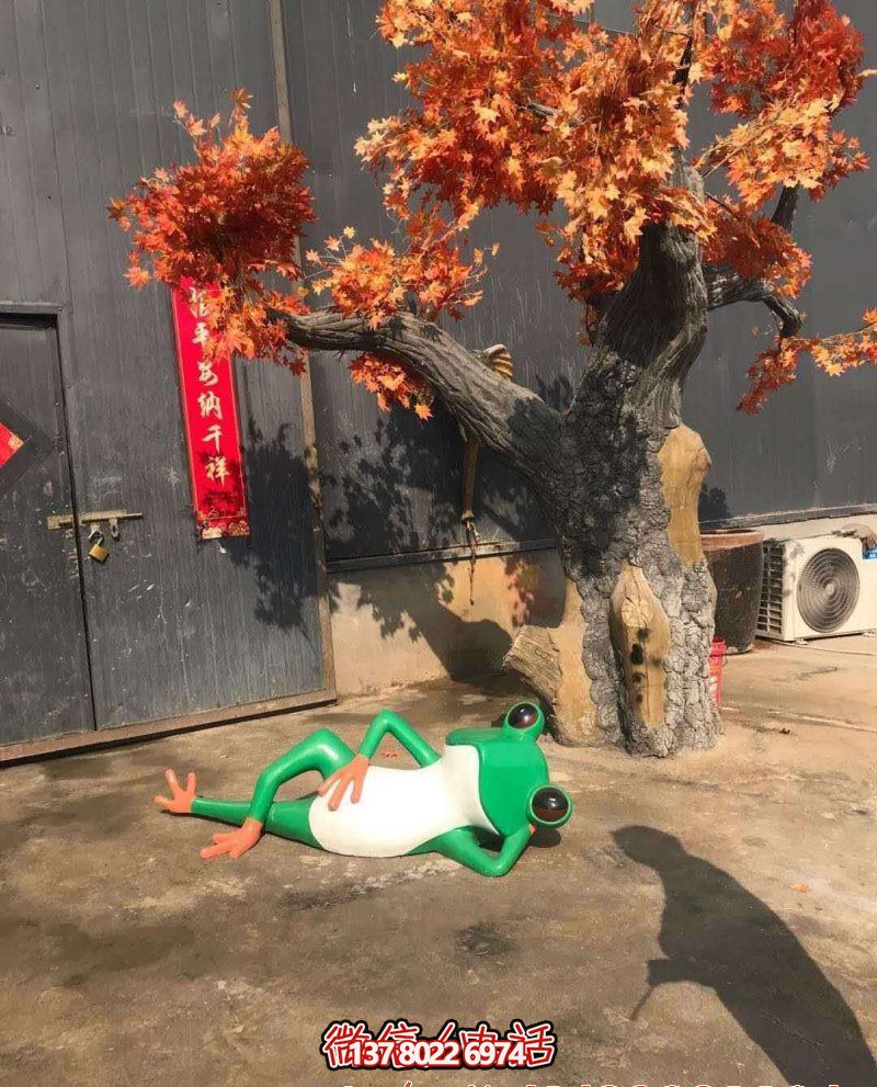 玻璃鋼雕塑躺臥青蛙，給公園增添美感