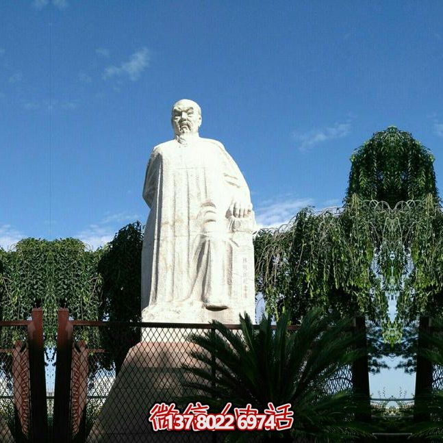 林則徐石雕塑，點(diǎn)綴校園廣場