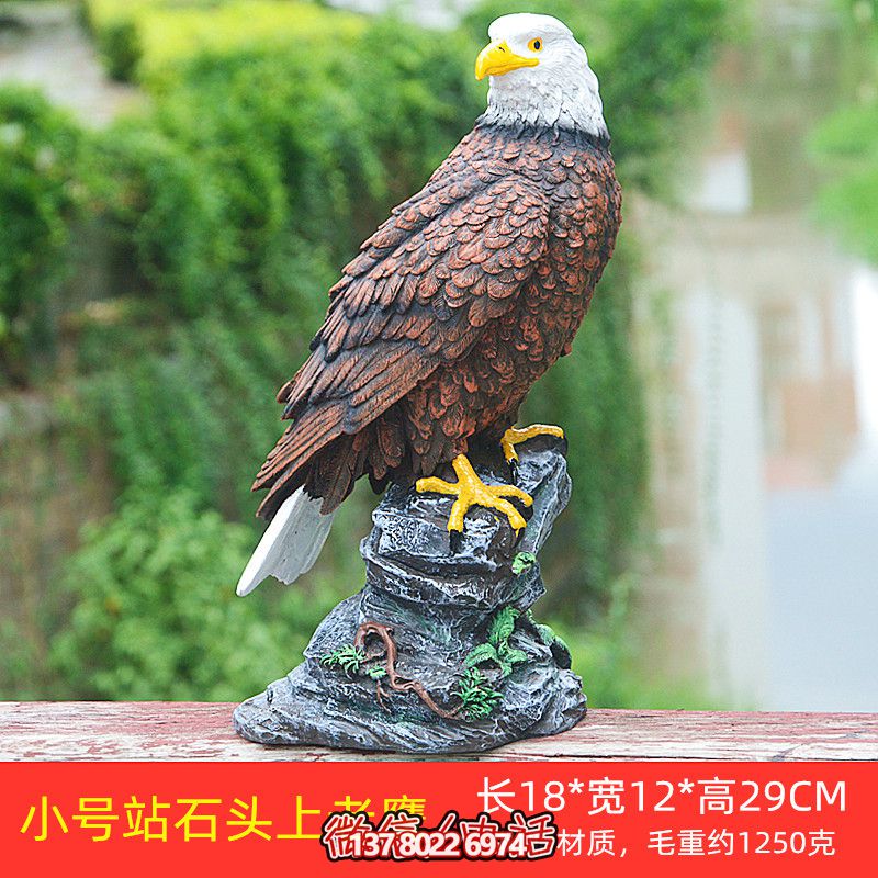 石頭藝術(shù)老鷹雕塑，點(diǎn)綴花園站