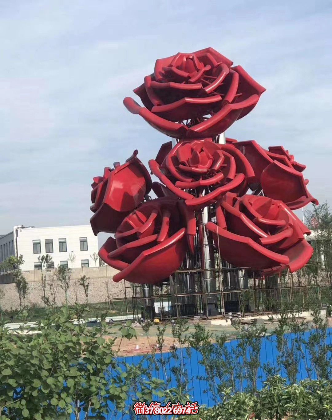 紅色玫瑰不銹鋼創(chuàng)意雕塑——美化廣場(chǎng)，增添驚喜