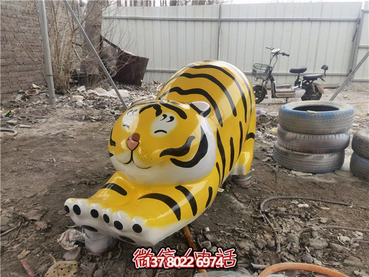 玻璃鋼彩繪抽象老虎雕塑，為幼兒園裝飾而生