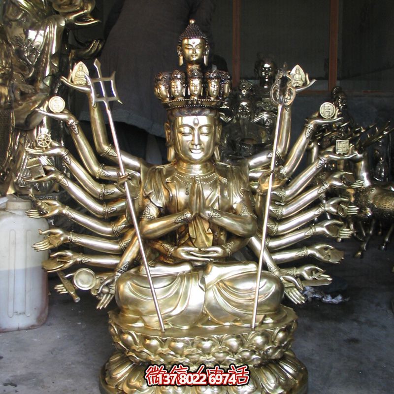 鎏金菩薩雕塑，供奉觀音祈福