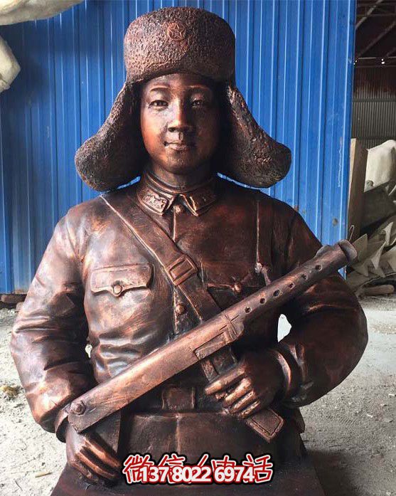 不銹鋼仿銅雷鋒持槍雕塑，現(xiàn)代雷鋒屹立于戶外景區(qū)