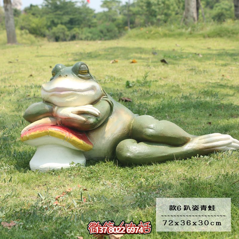 玻璃鋼青蛙雕塑趴著青蛙，給您的景區(qū)增添無(wú)限魅力