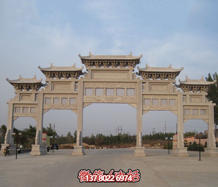 精美大型鏤空牌樓石雕，為公園廣場增添美麗色彩