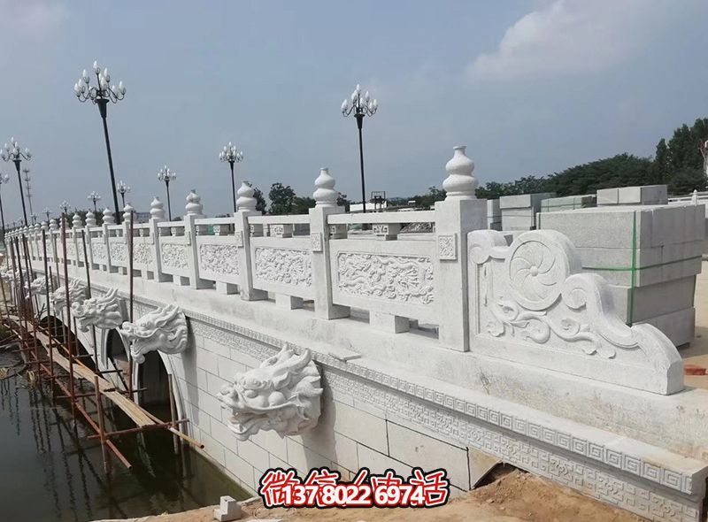 精美漢白玉石拱橋，融龍紋雕刻欄桿