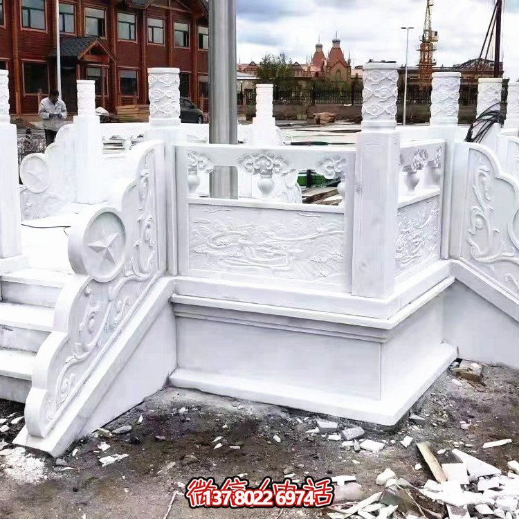 漢白玉升旗臺，做工精美，安全防護欄桿
