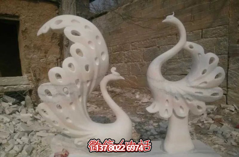 不銹鋼鏤空孔雀雕塑，點(diǎn)綴公園湖邊
