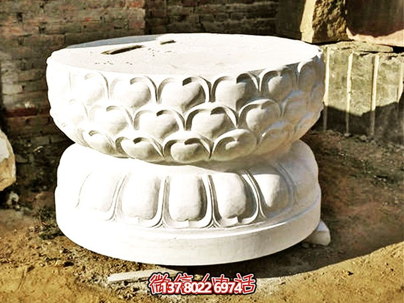 漢白玉制須彌座佛像，以精美圓形飾就古樸寺院